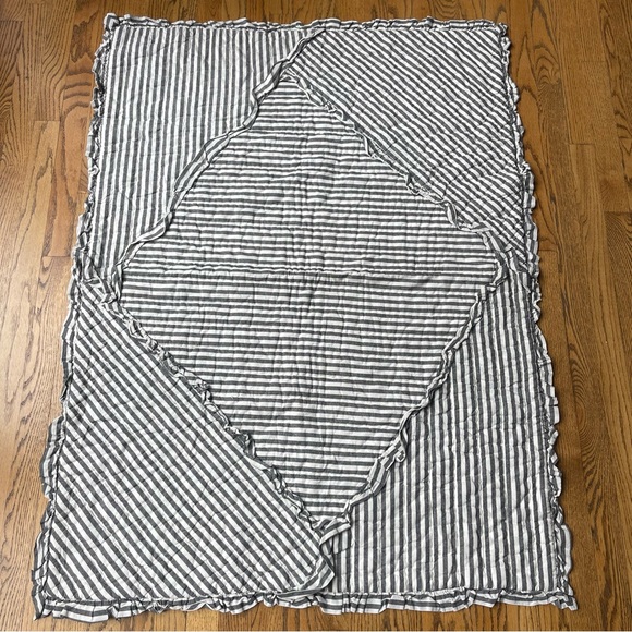 Pottery Barn Kids Emily & Meritt Ruffle Candy Stripe Crib Quilt 36” x 50” - Picture 1 of 11